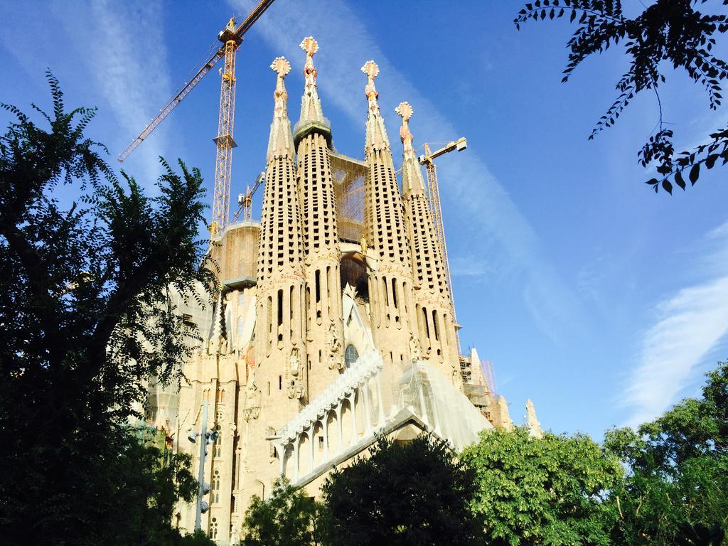 Apartments Barcelona Sagrada Bagian luar foto